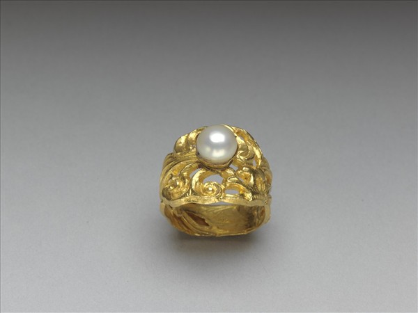 金嵌珠鏤空戒指