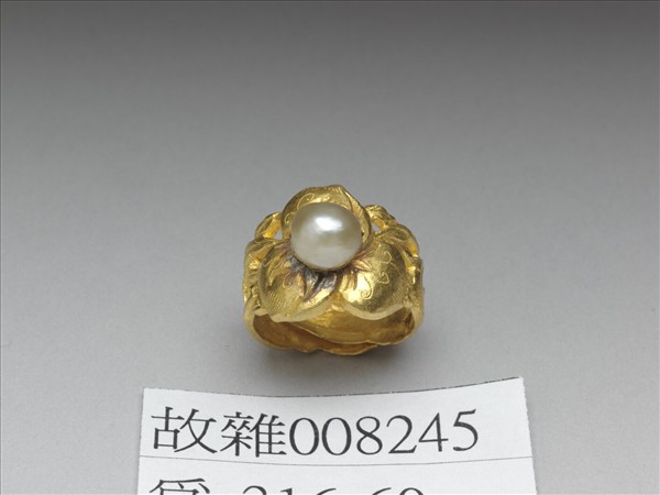 金嵌珠鏤空戒指