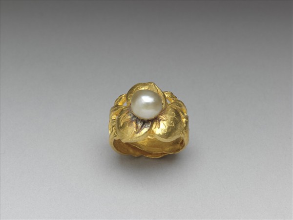 金嵌珠鏤空戒指