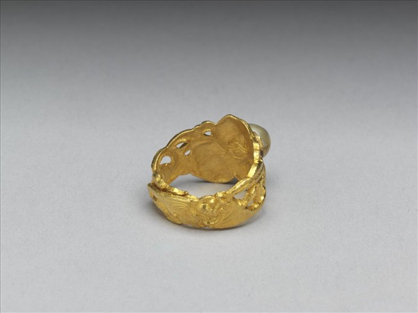 金嵌珠鏤空戒指