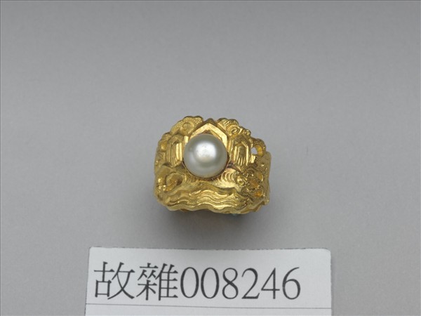 金嵌珠鏤空戒指