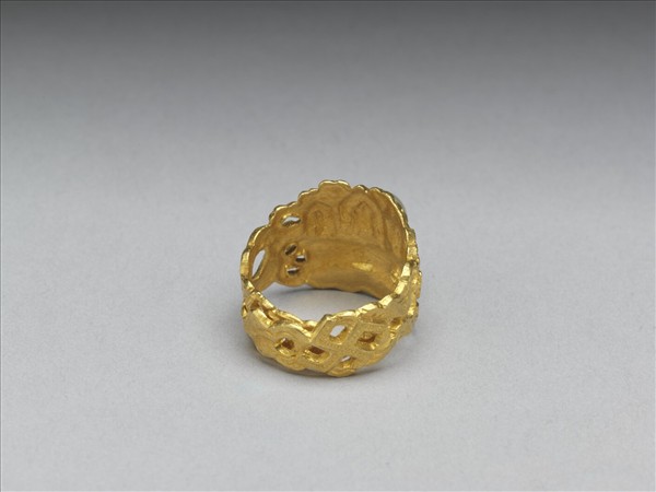 金嵌珠鏤空戒指