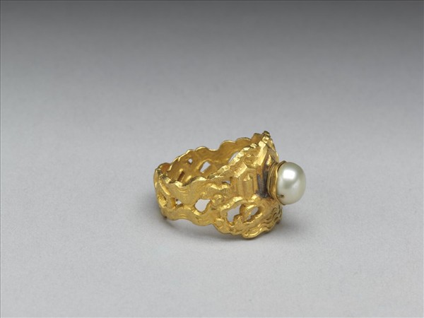 金嵌珠鏤空戒指