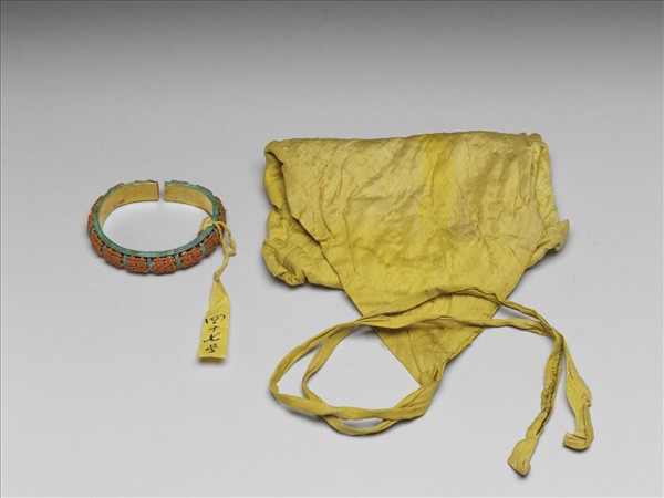 銅鍍金點翠嵌珊瑚珠囍字手鐲