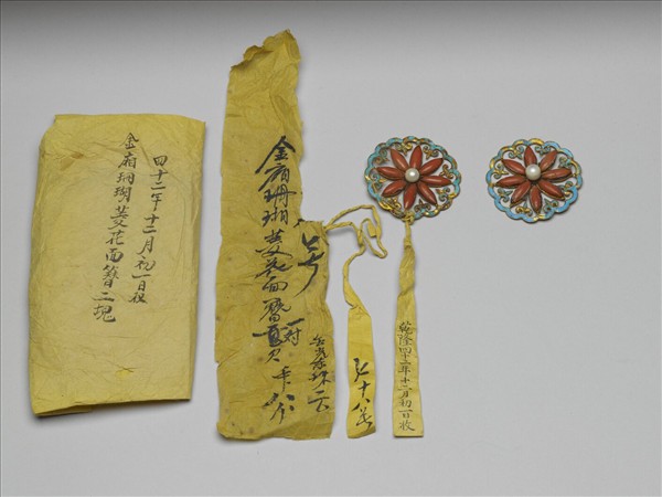 金鑲珊瑚菱花面簪