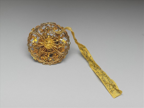 金嵌寶石菊花結子