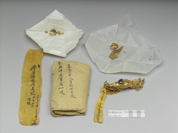 金鑲樺皮翟鳥飾件