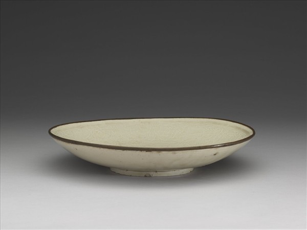 定窯 白瓷印花蓮塘雙魚紋盤