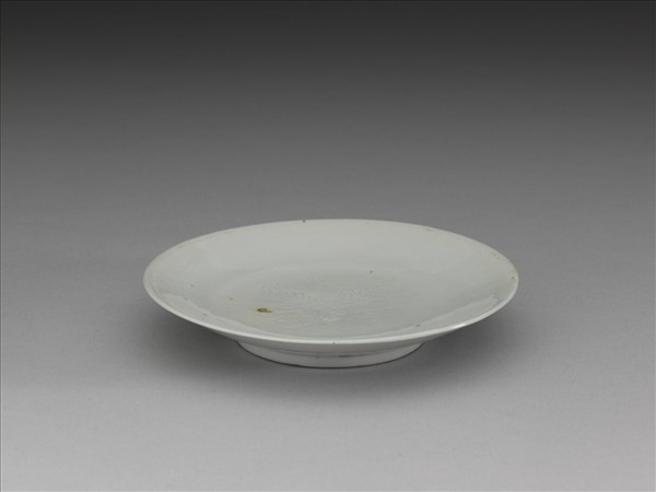 白釉菊花紋碟