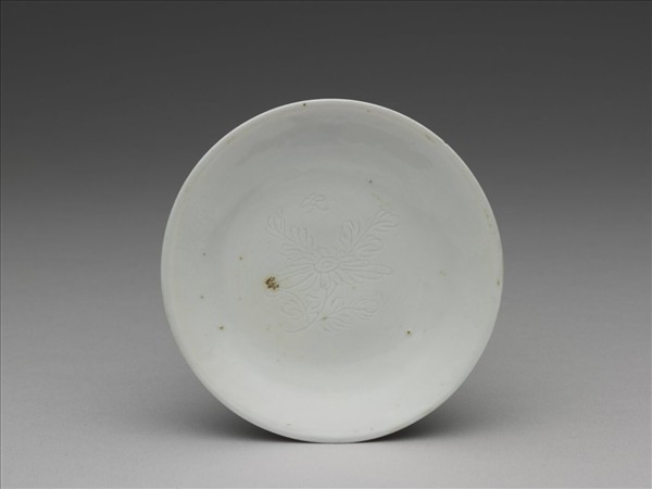 白釉菊花紋碟