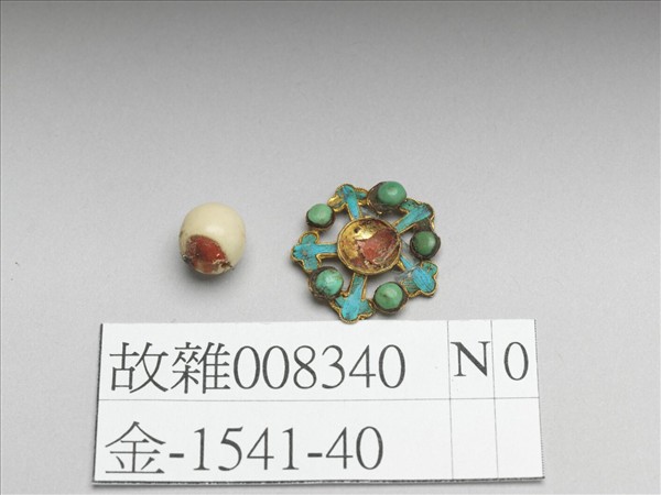 金鑲松石梅花飾件