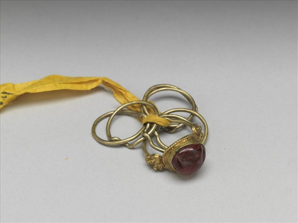 金鑲寶石連環戒指