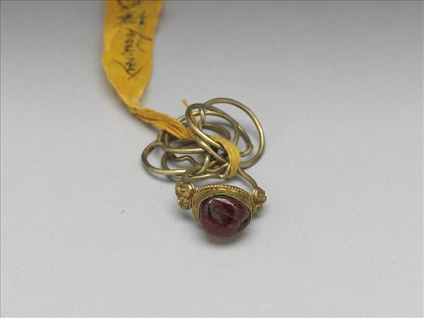 金鑲寶石連環戒指