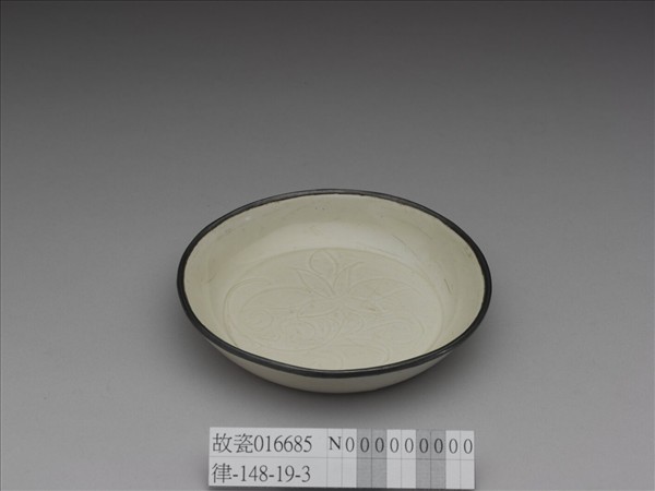 定窯 劃花萱花碟