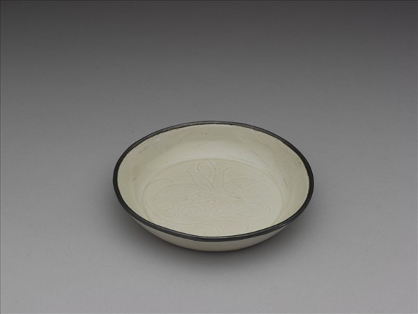 定窯 劃花萱花碟