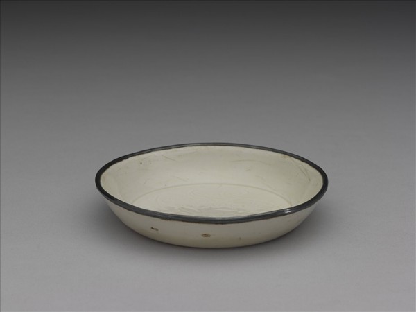 定窯 劃花萱花碟