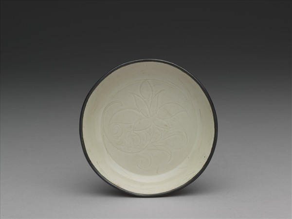定窯 劃花萱花碟