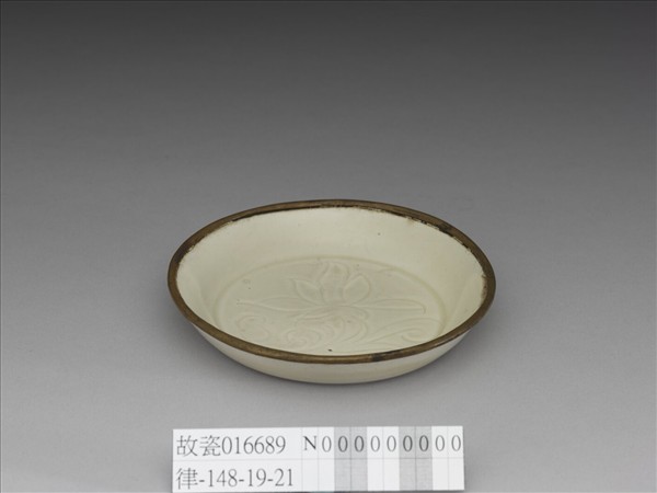 定窯 劃花萱花碟