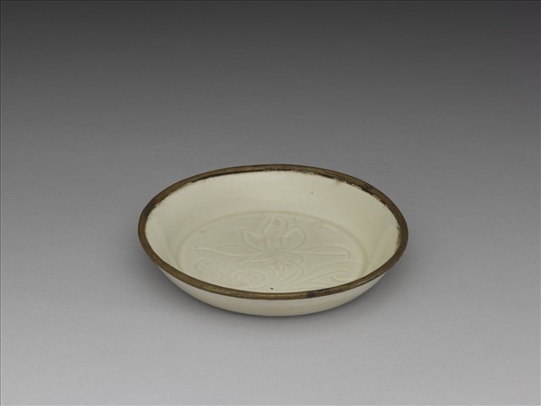 定窯 劃花萱花碟