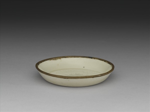 定窯 劃花萱花碟