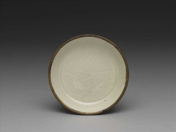定窯 劃花萱花碟