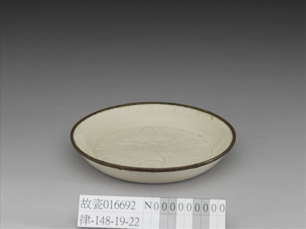 定窯 劃花萱花碟