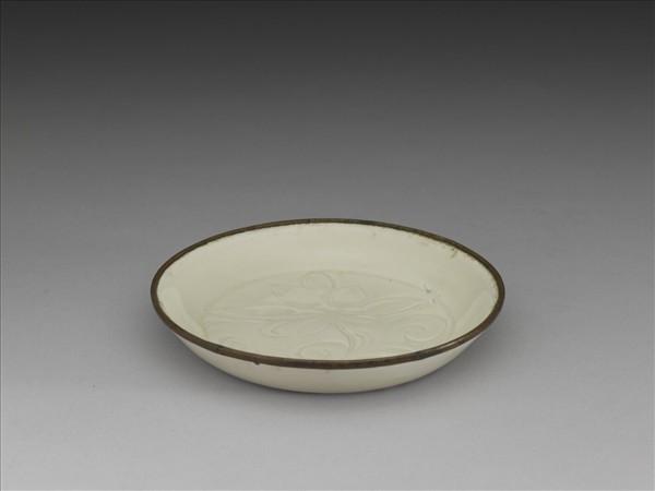 定窯 劃花萱花碟