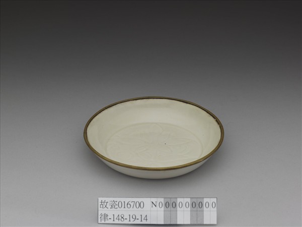 定窯 劃花萱花碟