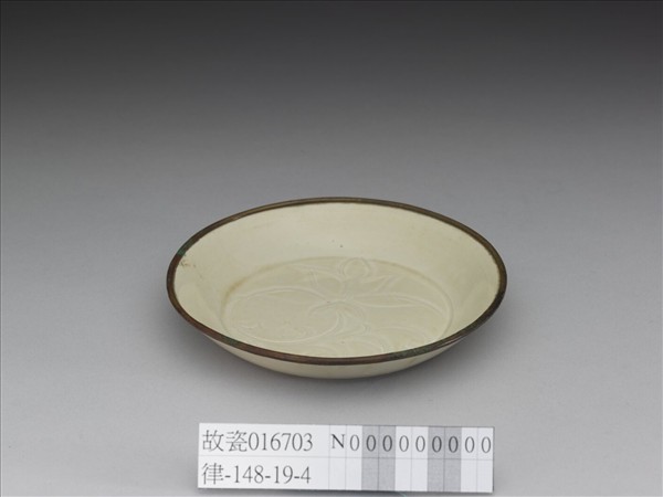 定窯 劃花萱花碟