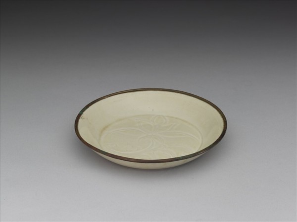 定窯 劃花萱花碟