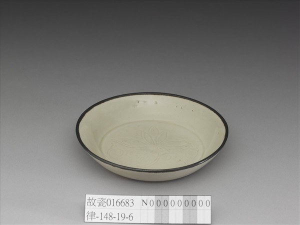 定窯 劃花萱花碟