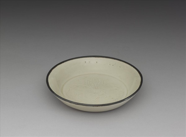 定窯 劃花萱花碟