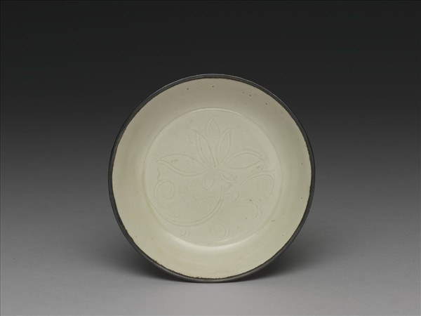 定窯 劃花萱花碟
