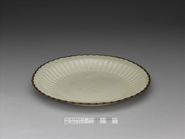 定窯 白瓷印花力士獻寶圖百褶盤