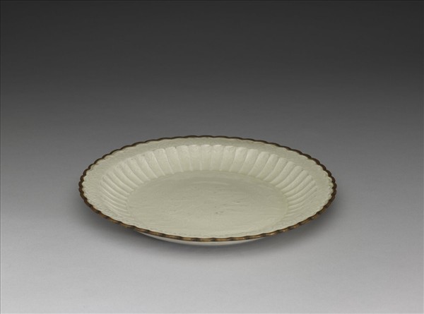 定窯 白瓷印花力士獻寶圖百褶盤