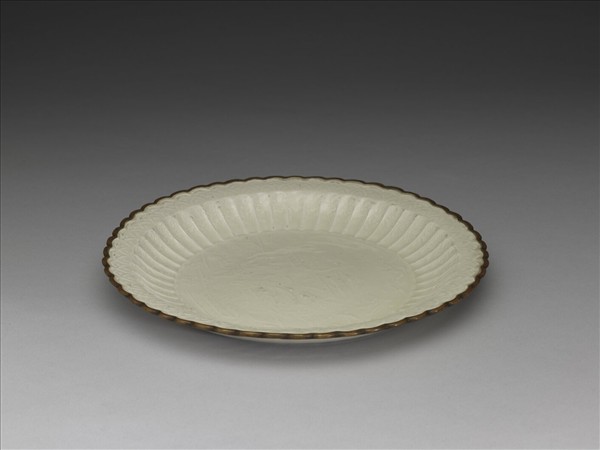 定窯 白瓷印花力士獻寶圖百褶盤