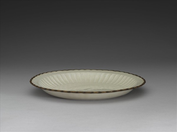 定窯 白瓷印花力士獻寶圖百褶盤