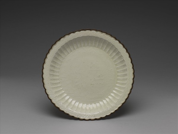 定窯 白瓷印花力士獻寶圖百褶盤