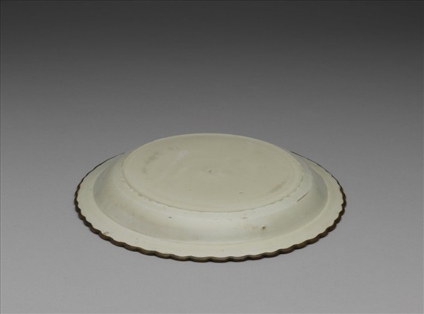 定窯 白瓷印花力士獻寶圖百褶盤