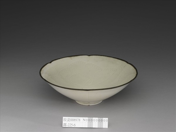 定窯 白瓷劃花牡丹紋花式碗