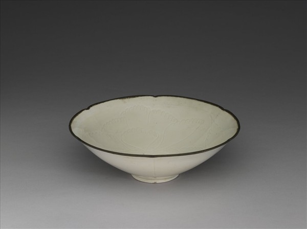 定窯 白瓷劃花牡丹紋花式碗