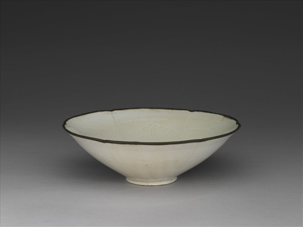 定窯 白瓷劃花牡丹紋花式碗