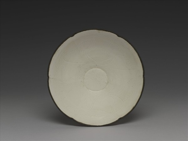 定窯 白瓷劃花牡丹紋花式碗