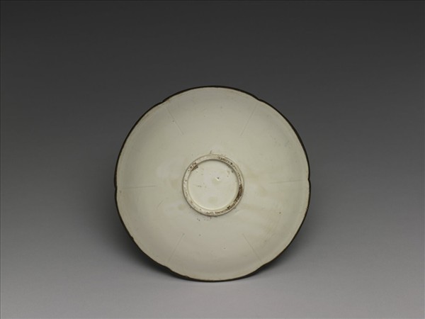 定窯 白瓷劃花牡丹紋花式碗