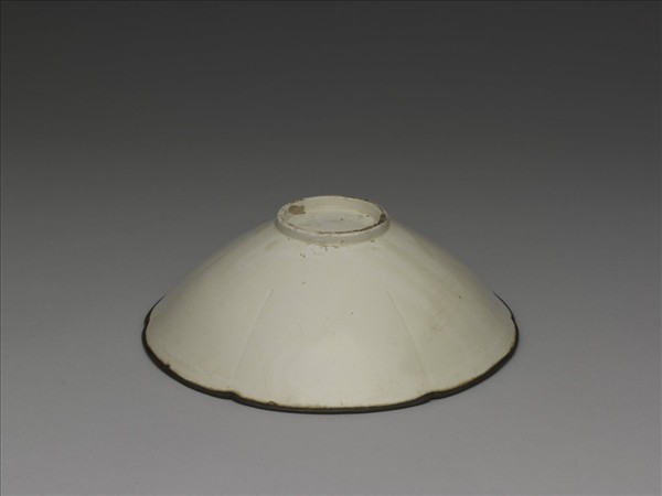 定窯 白瓷劃花牡丹紋花式碗