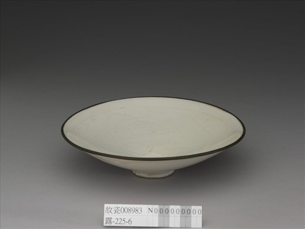 定窯 白瓷劃花牡丹紋笠式碗