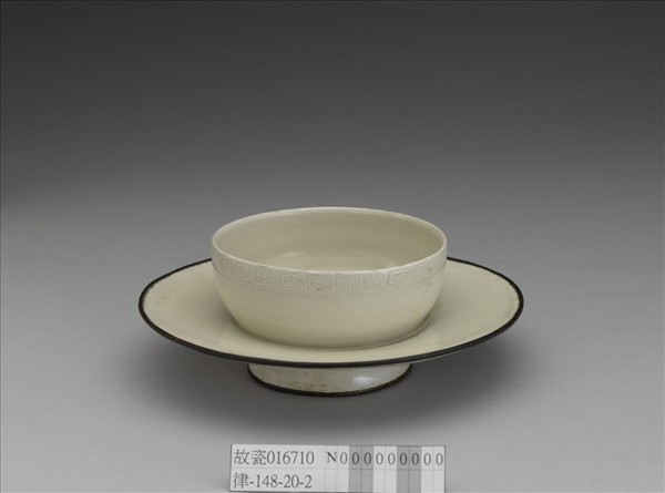 定窯 白瓷劃花回紋盞托