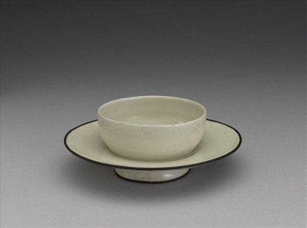 定窯 白瓷劃花回紋盞托