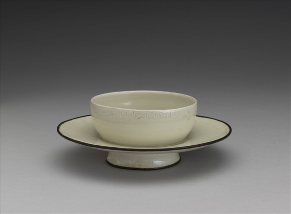 定窯 白瓷劃花回紋盞托