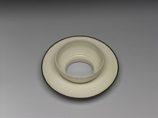 定窯 白瓷劃花回紋盞托